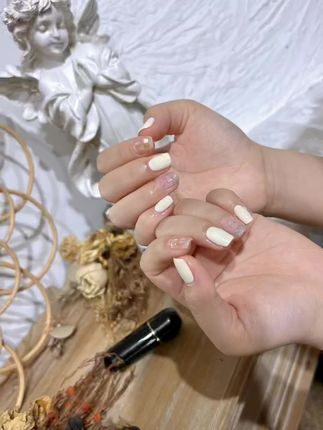 指尖的璀璨之旅——水晶延长美甲的魔力