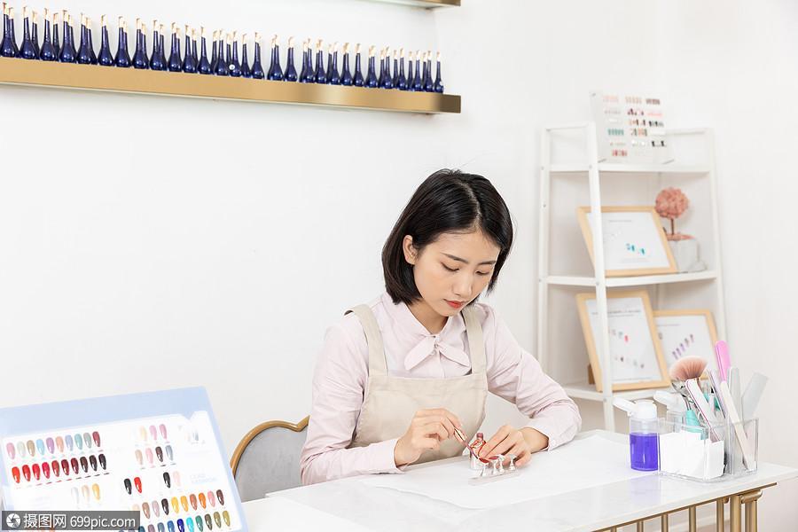 指尖上的尊严 青年女性美甲师的服务美学与职业坚守