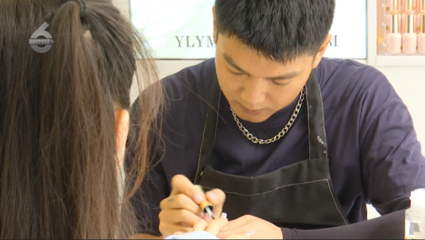 昆明美甲店“膀爷”服务引热议 创新营销还是边界失守？